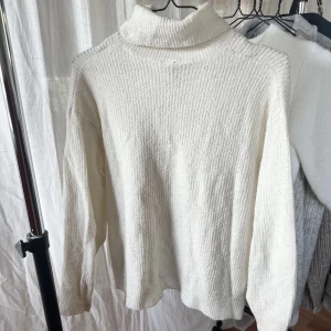 Vit stickad polotröja  - Jätte fin vit ganska tunt stickad polotröja från HM i storlek XS