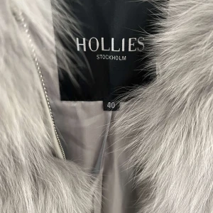 Hollies pälsväst - En pälsväst från Hollies i äkta päls aldrig använd, skriv för fler bilder. Pris går att diskutera. 