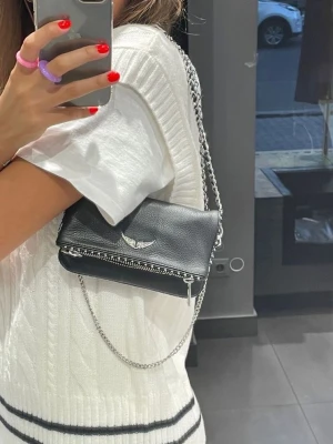 ZADIG VÄSKA💓💓 - Ja säljer nu min älskade zadigväska💓 köptes för ca två år sen men har använts sparsamt. För föer frågor och bilder skriv privat💓orginalpris är 3500 , är öppen för byten!