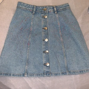 Jeanskjol - Cool Ljusblå jeanskjol med små färgstänks prickar i olika färger på framsidan från h&m storlek 32.