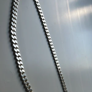 Silver kedja från guld fynd  - Det är en silver kedja på 55cm den är som spliter ny inget problem med den. Säljer den för jag har köpt en annan. Orignal pris:1300