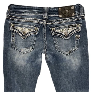 Miss me - Miss me jeans som är lågmidjade och skinny/straightleg❤️ De är i fint skick utan fläckar❤️Midjemåttet är 37cm tvärs över och innerbenslängden är 75cm❤️ Jag är 168cm lång! Tryck gärna på köp nu 💗