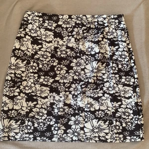 Blommig kjol - Söt kjol i svartvitt med blommor på från märket romwe, helt oanvänd💕