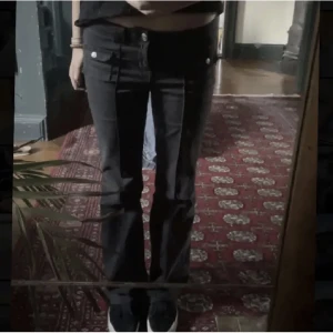 Svarta cargo jeans hm - Skit snygga cargo  jeans från hm🥰