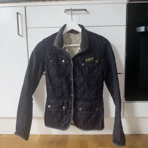 Barbour jacka - Barbour vår/höst jacka. Köpt för 1900kr och den är i fint skick. Strl. 32