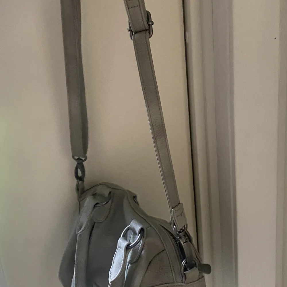 Fin handväska från zalando som går att ha både med lång och kort band. Använd fåtal gånger☺️ finns även en frans detalj man kan hänga på - skriv för att få bild på den . Väskor.