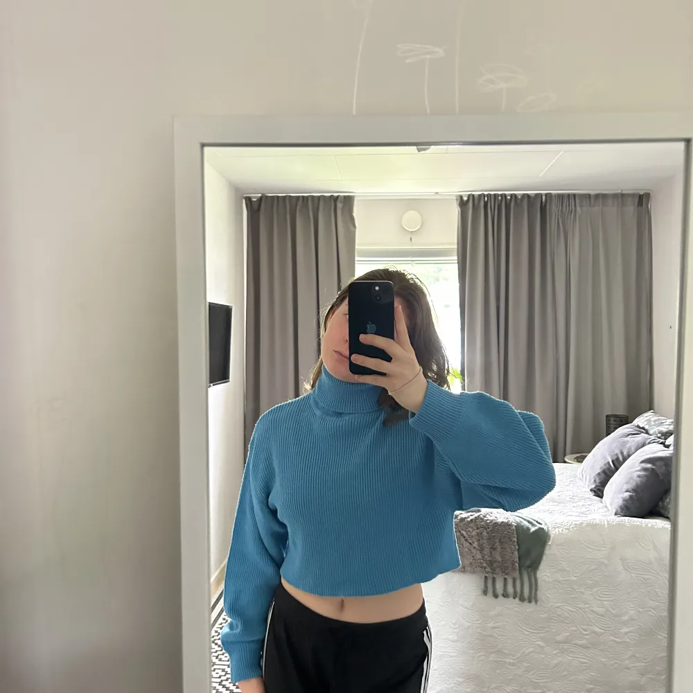 Stickad tröja med turtle neck🩵från hm. Neuletakit & Villapaidat.