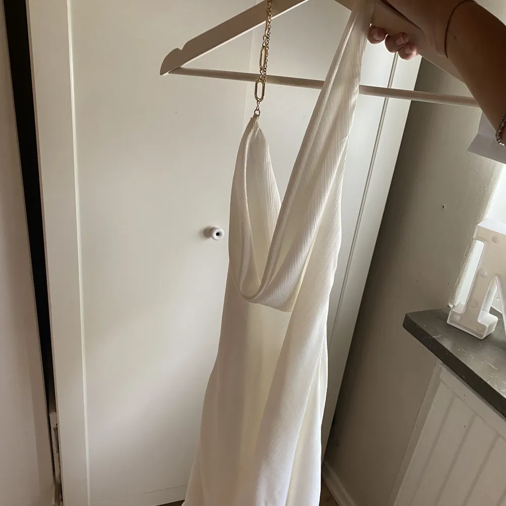 Helt ny meshki klänning som är i perfekt skick storlek s  köp direkt för 550kr. Klänningar.