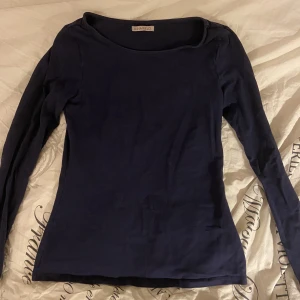 Långärmadtröja - Säljer denna fina baströja från zalando. Utmärkt sick i fin färg🥰