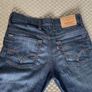Mörkblå Levis Jeans, jätte bra skick, använda fåtal gånger. Midjemåttet tvärsöver = 38 Innerbenslängden = 83cm. Jag är ca 171 på bilden💗 Använd gärna köp nu!🫶🏻