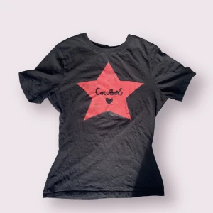 Cowboys T-shirt  - T-shirt med rött motiv. 