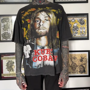 Vintage Kurt Cobain - Gammal rare bootleg. De jag sett online har sålts för + $400   Sitter som en L. (Skippa alla 1000 frågor för att sen strunta i köpet. Köp nu eller inte alls, slösa inte min tid tack! Jag möts inte längre upp pga tidsödslande intressenter.)