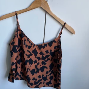 Leopardmönstrat linne - Ett supergulliga leopardmönstrat linne!💞