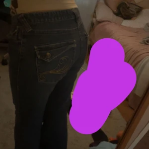 Lowrise bootcut jeans - Jätte fina lowrised jeans med bootcut o jätte söta fickor!💖 de står inte ngn storlek på priset men jag e Xs/s.