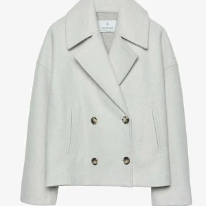 Jacka - Jättefin oanvänd höstjackan med prislappen kvar från stradivarius. Slutsåld i många storlekar på hemsidan. Säljer endast vid bra pris. Storlek XS.