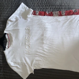 Moncler T-shirts - En fräsch moncler tröja!
