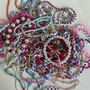 Armband  - Bestäm hur ditt armband ska se ut. Skriv till mig vilken färg/mönster osv 💕 Pris kommer vara ifrån 15-45kr beroende på hur du vill att armbandet ska se ut 🫶🏼