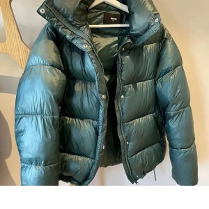 Grön pufferjacka  - Grön pufferjacka bikbok, köpt här på Plick, väldigt bra skick🥰INTRESSEKOLL