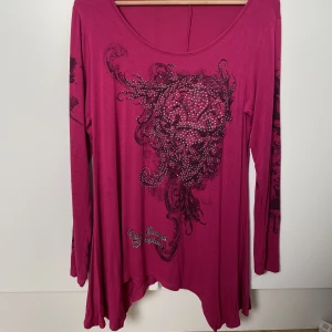 Lång tröja - En rosa tröja, vet ej vart den är från. Jag har använt den fåtal gånger och är fortfarande i bra skick