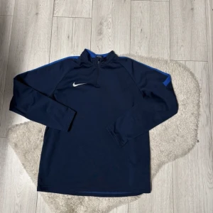 Nike half zip - Tja, säljer en nike half zip som är nästintill oanvänd. Det är xl i barnstorlek men passar xs och kanske small. 100kr