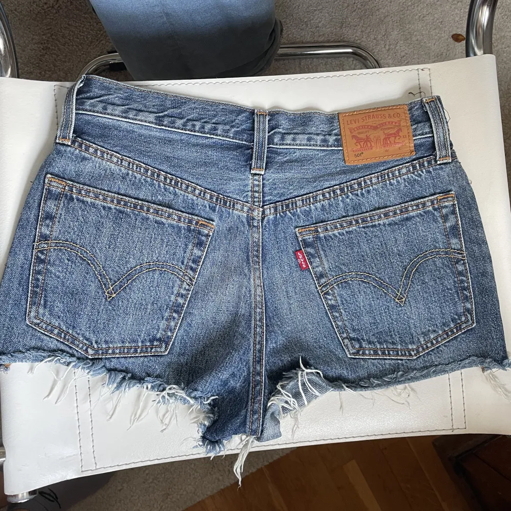 Vintage Levis 501 shorts i fint skick! Waist:26, passar xs/s. Har inga bilder med dom på pga för små❤️🥰. Shorts.