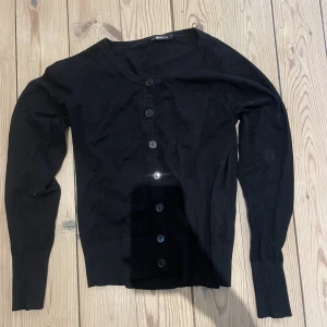 Svart kofta - Jätte mjuk svart kofta jätte skön att ha på sig och går även att använda som tröja bra till hösten