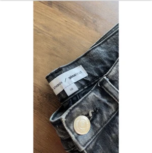 Jeans från Gina Tricot - Ett par relativt nya jeans från Gina Tricot som jag själv köpt second hand men tyvärr för stora