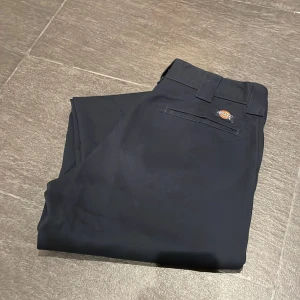 Dickies 874 Flex - Supersnygga chinos från dickies, köpta second hand. Uppsydda efter mig (164). Otroligt bra skick.