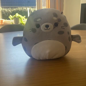 Squishmallows - Squishmallows till salu man kan köpa en och en för 50kr och båda för 80kr köparen står för frakten.