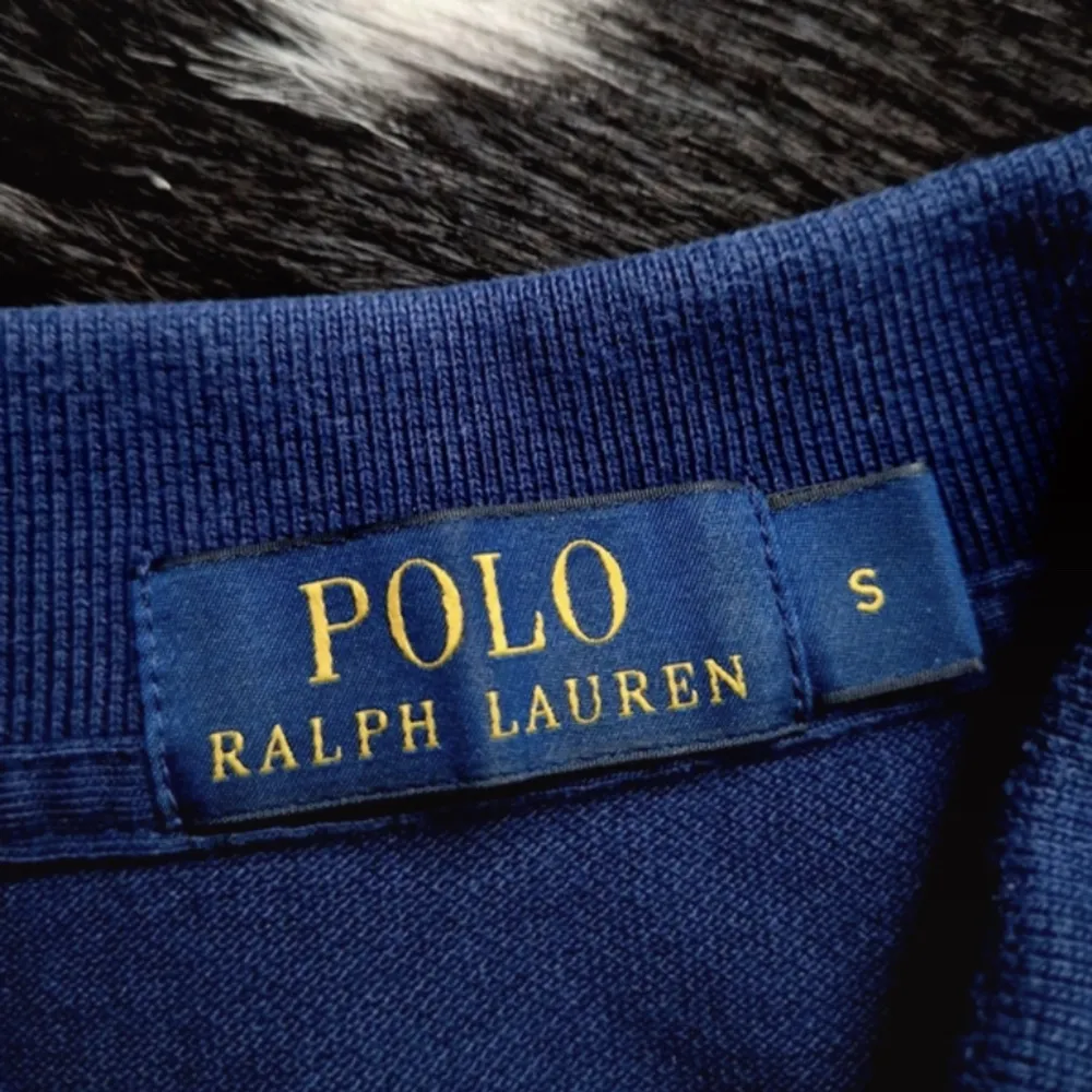 Säljer en tvär fet Ralph Lauren tröja i storlek S. Nypris är runt 1000kr. Vårt pris: 399kr! Prutbart vid SNABB affär! Kontakta vid intresse! MvH Liam. Tröjor & Koftor.