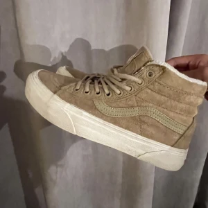 Snygga fodrade vans till hösten - Säljer dessa as balla vans som man kan använde även under vintern och höst! Bra skick i en fin beige färg