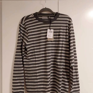 Carhartt longsleeve  - Impulsköp , glömde kolla storlek . Testad en gång annars oanvänd 