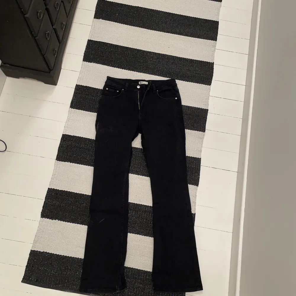 Svarta flared jeans ifrån Ginasom inte längre kommer till användning . Jeans & Byxor.