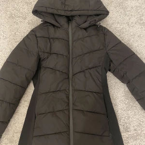 Zara jacka - Säljer en vinter jacka ifrån zara då den inte kommer till användning 