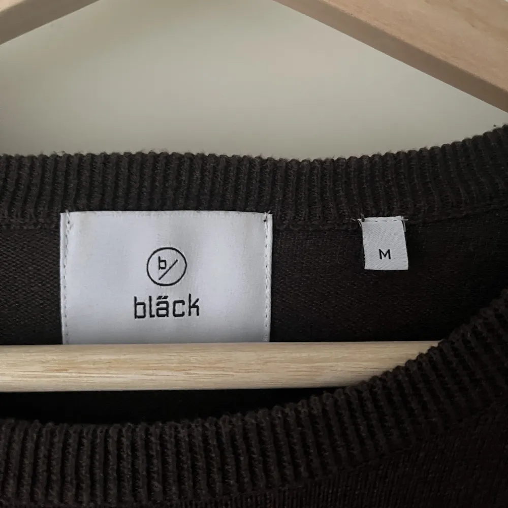 Säljer nu en stickad tröja från Bläck. Är i helt nytt skick utan defekter, storlek M. Tröjor & Koftor.