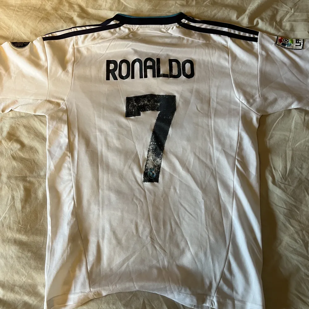 Real Madrid tröja med nummer 7 och Ronaldo på ryggen.. T-shirts.