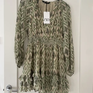 Klänning  - Säljer denna jätte fina zara klänningen, som inte är använd 