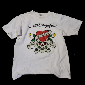 Ed Hardy T-shirt - Fett drippy Ed Hardy t-shirt  Tröjan är i bra kvalité och är i storlek L men sitter mer som M