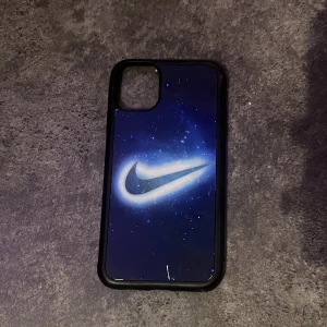 Nike mobil skal iPhone 11 - Ett snyggt Nike skal till iPhone 11. Säljer detta mobilskal då jag inte har en iPhone 11 längre. Kanske nån liten repa här o där men inget man direkt tänker på. Annars i väldigt bra skick 