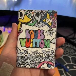 Louis Vuitton Comiic Pocket Organizer - Oanvänd, kommer med box, dustbag och kvitto.