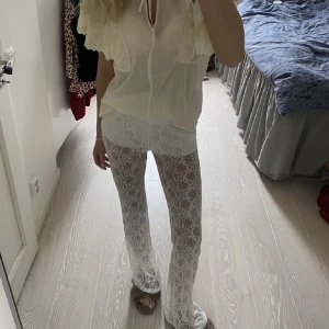 Spetsbyxor - Säljer ett par superfina spetsbyxor med fastsydda shirt inuti inga defekter. Det går bra att trycka på ”köp nu”❤️