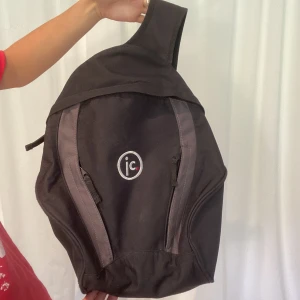 Trepunktsväska  - Skit bra väska med mobilfack på framsidan. Får plats med stor dator. Coolt 2000 tal märke. Liten skroma längst ner