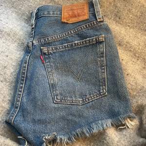 Säljer dessa 501 jeans shorts från levis! Aldrig använda!💗