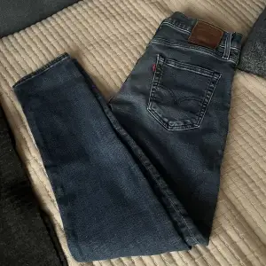 Säljer ett par Levis jeans i jätte bra skick. Dem sitter som ett par slimfit jeans och är i färgen mörkblå