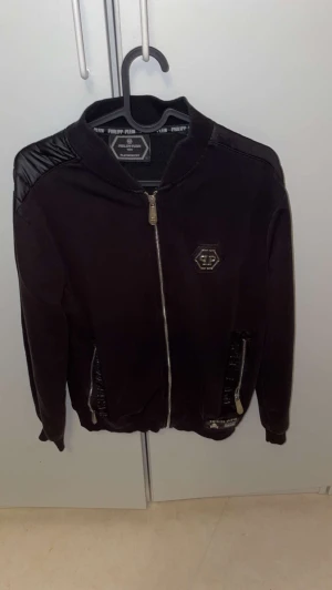 Philip plein zip hoodie - Säljer denna för att den är lite för stor på mig den är i ganska bra skick säljer den för 1400kr käpte den för 4500kr. Men pris kan diskuteras 