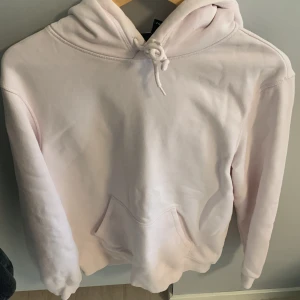 Hoodie  - Jättefint skick, tröjan är ljusrosa men färgen blir inte rättvis i kameran. Om du är intresserad skriv till mig så löser jag en bild där färgen syns!