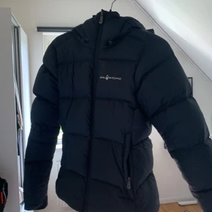 Sail racing vinterjacka  - Jackan kostar 2000 kr ny men säljer den för 500kr kan få ner priset vid snabb affär 7/10 skick.