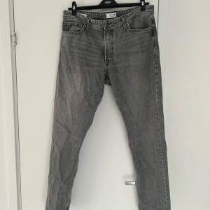 Jack & jones jeans har haft länge mek aldrog kommit till någon användning  Är precis dom nya i Storlek 34/32 i 