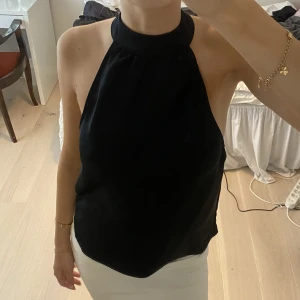 Fest topp - Super snygg fest typ i ett glansigt material. Aldrig använd 💓