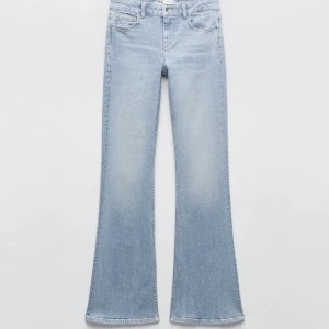 Low waist bootcut jeans zara - Low waist bootcut jeans från zara🦋💙 använd ett fåtal gånger!